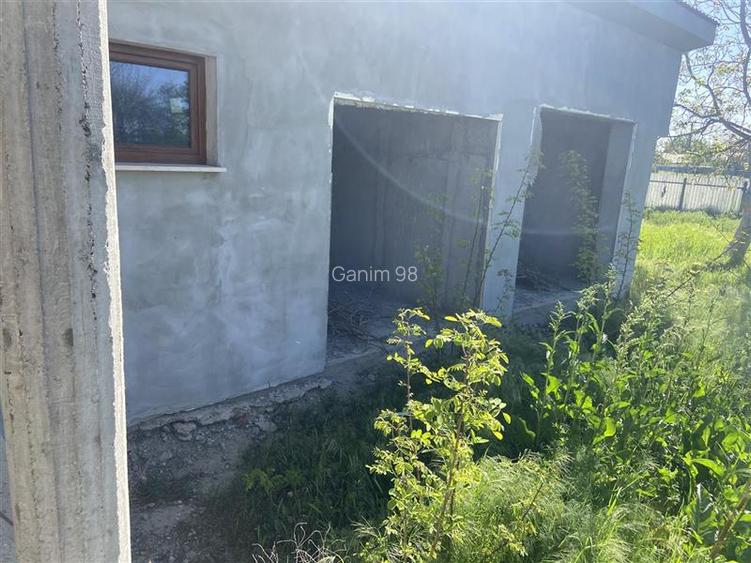 Casa de vanzare in sat  Botarlau , parter si mansarda cu suprafata de 242 mp , t - 11