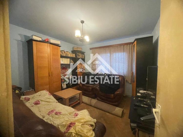 Apartament de vanzare cu 3 camere, decomandat,  2 balcoane, pivnita - 8