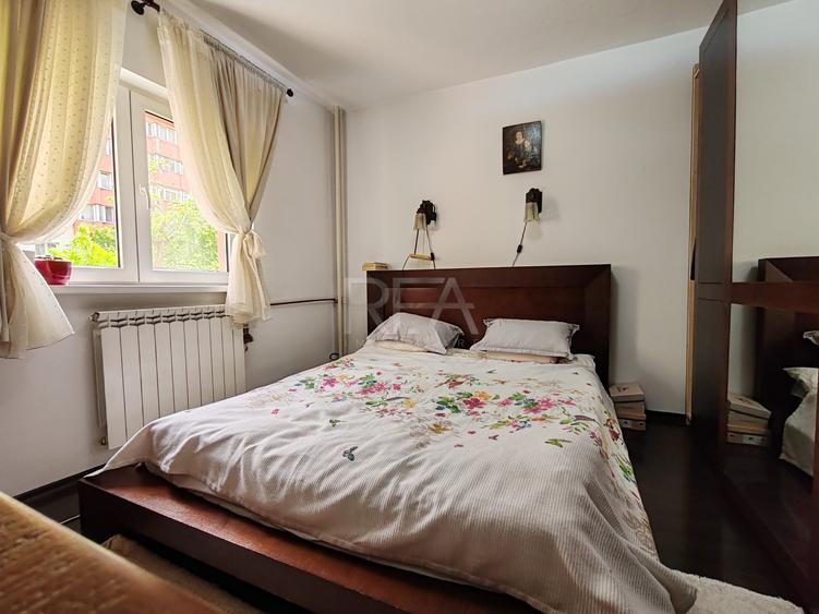 3 camere, decomandat, et 2/8, anvelopat- 13 Septembrie