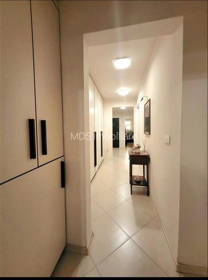 Mobilat si utilat linga Mall bloc izolat - 8