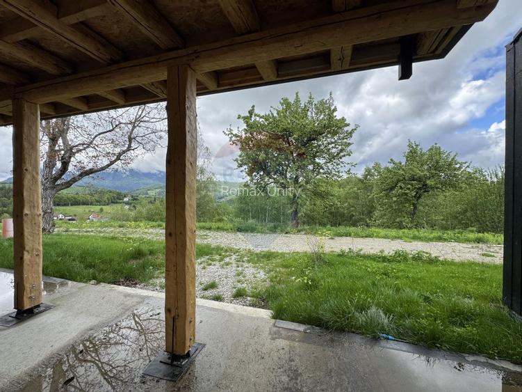 Doua case la munte, cu vedere superba, localizate in Poiana Marului - 32