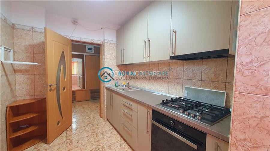 Royal Imobiliare  - Vanzare Apartament 3 camere zona 9 Mai - 10