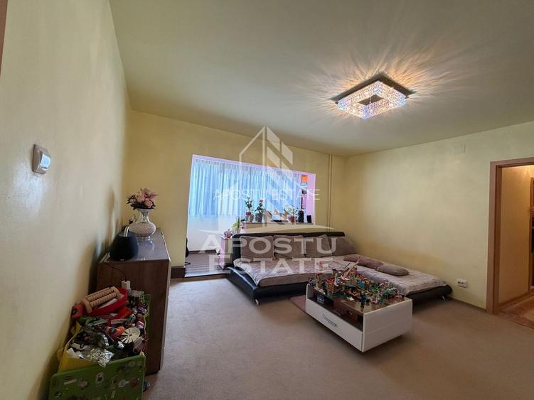 Apartament cu 3 camere, semidecomandat,centrala proprie,zona Girocului - 2