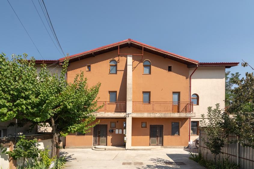 Otopeni central - Calea Bucurestilor (DN1) vila P+2 cu 7 camere 6 bai, parcare
