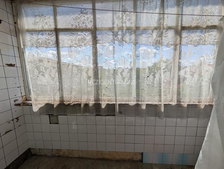 Mioriței - Billa - grădinița Lizuca- 3 camere- bloc din 1982 - 5