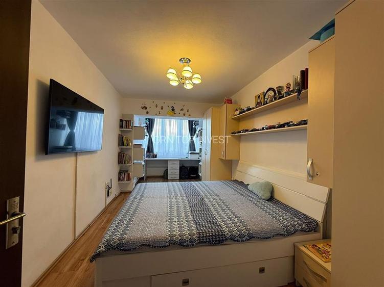 Apartament decomandat cu 3 camere si 2 bai in Turnisor - 11