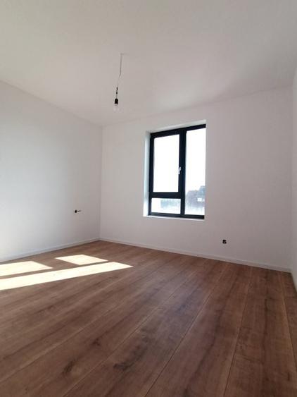 Casa de vanzare in vatra veche, 4 camere, drum asfaltat