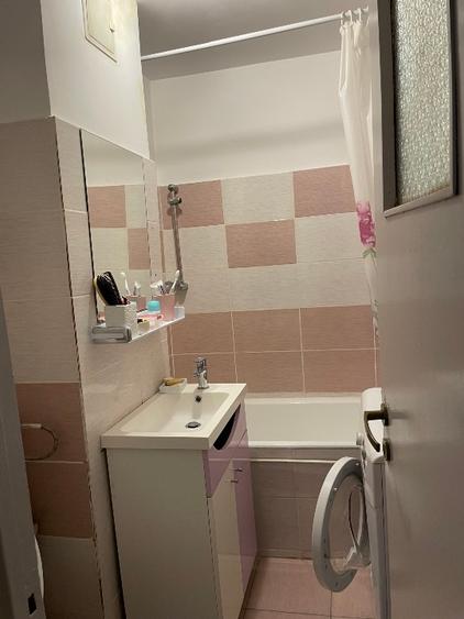 Proprietar, vand apartament cu 2 camere si balcon inchis. Pret usor negociabil
