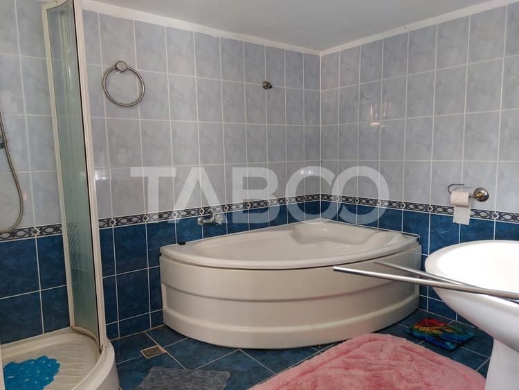 Casa de vanzare cu 2 apartamente separate si teren 544 mp Cisnadioara