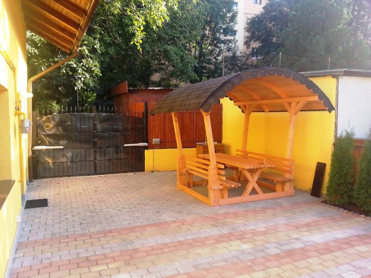 Apartament in casa triplex, parcare in curte.Semicentral pe str.Minerilor nr50B.