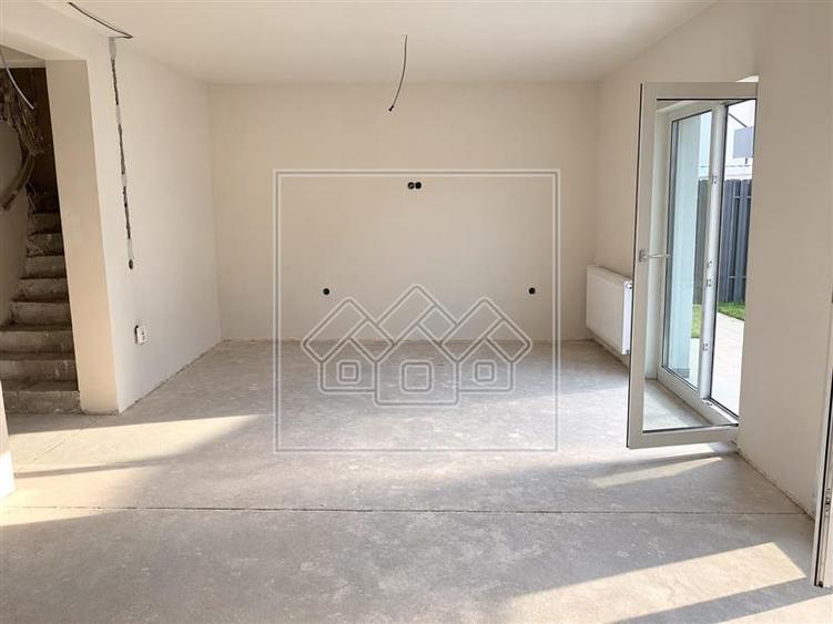 Duplex de vanzare in Selimbar, 3 dormitoare, curte si parcare
