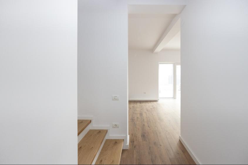 Despartit prin casa scarii! Zona buna! Asfalt! Toate utilitatile!