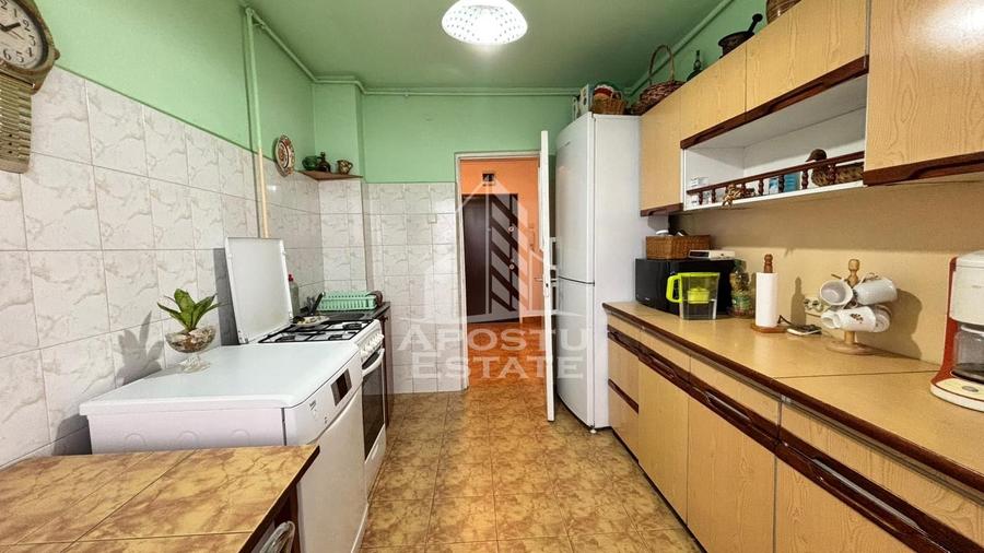 Apartament cu 3 camere de vanzare, boxa, zona Take Ionescu, Timisoara