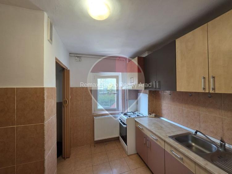Apartament 4 camere decomandat etaj 2 centrala în zona Confectii