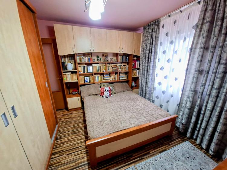 3  c decomandate , centrala pe gaze, zona Dacia , pe SUD, 2 gr. san. din proiect