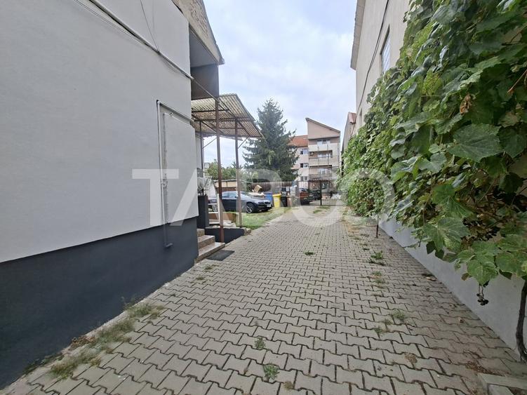 Apartament la casa de vanzare 2 camere garaj curte comuna cu 2 vecini