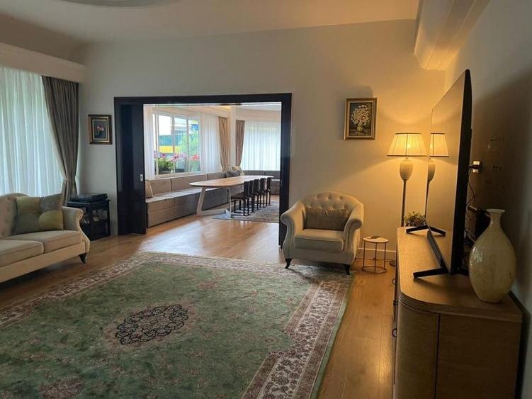 Vanzare jumatate vila arhitectura modernista Cotroceni cu 2 garaje terasa 54mp