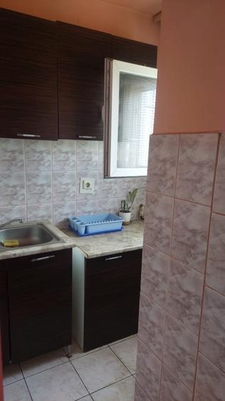 Vand garsoniera zona Vlaicu,(Lebada), et.4., termopan, gresie, faianta, parchet,