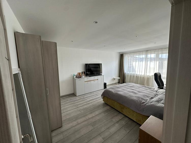 Apartament 3 camere semidecomandat zona Florilor