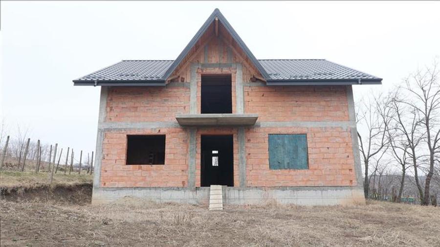 Casa cu 8 camere, 900 mp teren, la rosu in Rediu