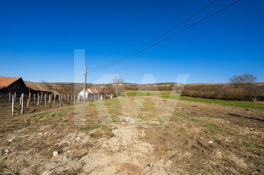 Teren intravilan 1152 mp în Ruși, cu acces la două drumuri și utilități în față