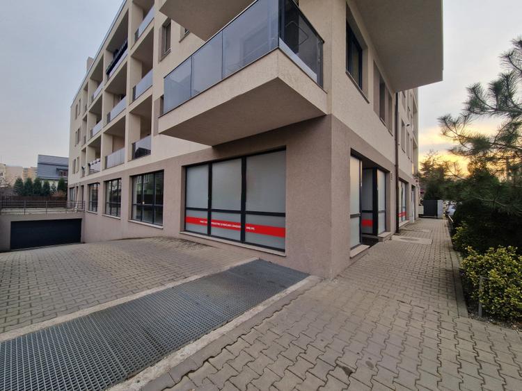 Spaciu comercial parter , bloc nou , 440 mp +Terasa si Locuri Parcare .