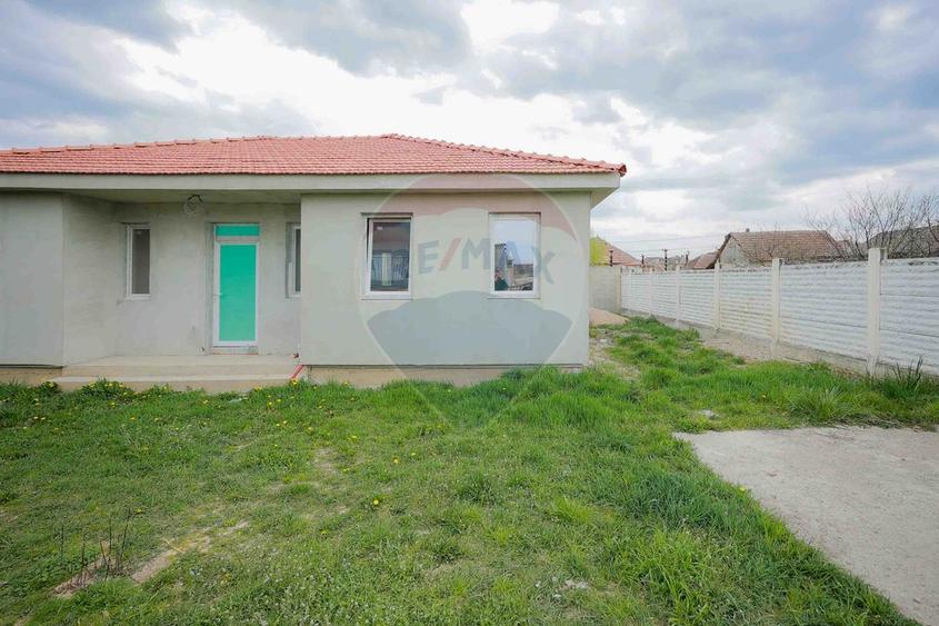 De vânzare casă semifinisată cu 3 camere, 455 mp teren, în Cihei
