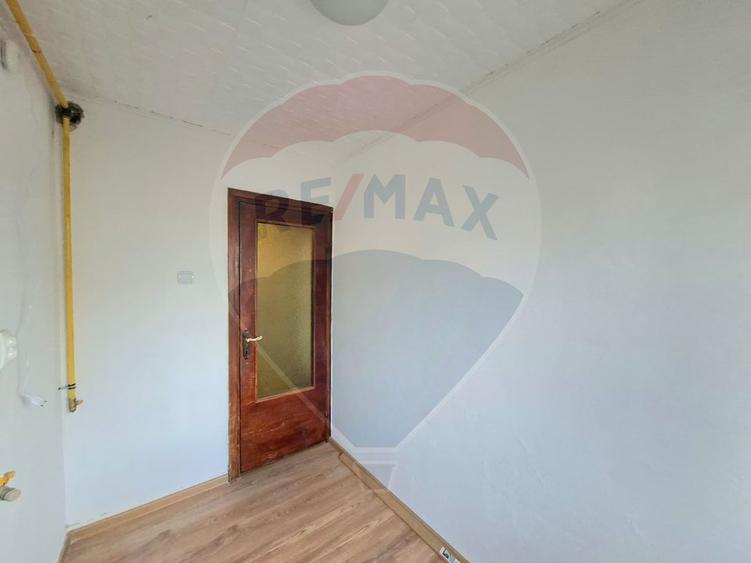 Apartament 3 camere | Zona Romanilor | Etaj 4/4 acoperiș cu țiglă