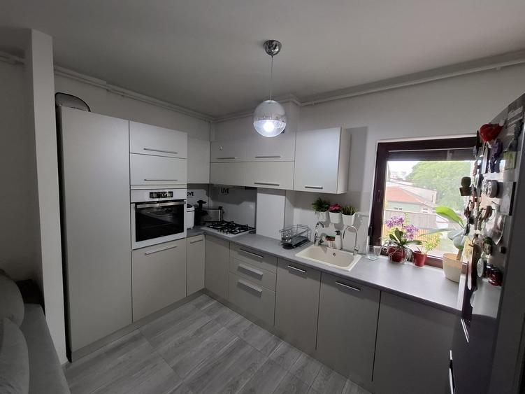 Apartament 3 camere, balcon și loc de parcare în bloc nou Km4