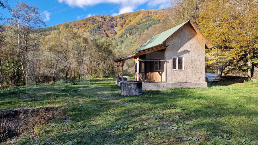 Teren extravilan de 1000mp, cabana, acces direct la pârâu, zona Lacul Tarnita