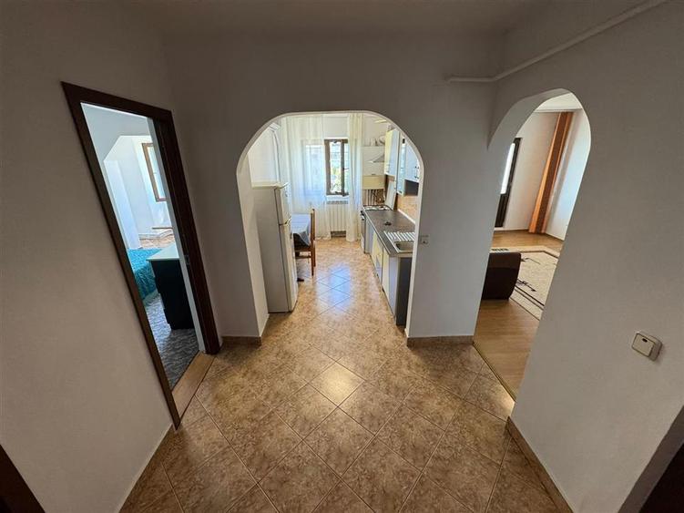 2 cam, hol patrat , logie si balcon, etaj 3 cu acoperis, Piata Moldovei