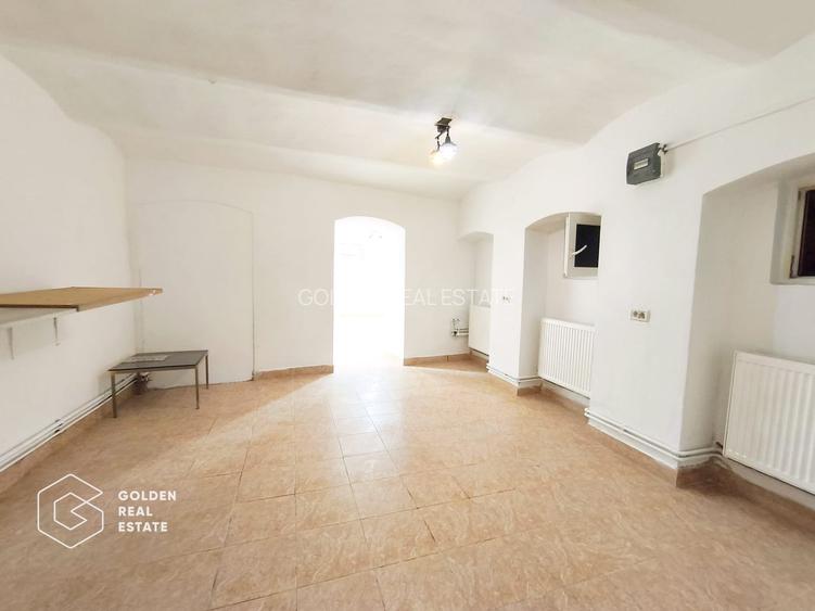 Spatiu langa Piata Catedralei, intrare din strada, str. Vasile Goldis - 4