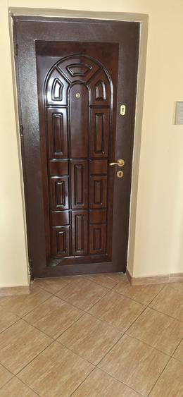 Apartament 2 camere decomandat, zona Scoala 10 etajul 8/8.