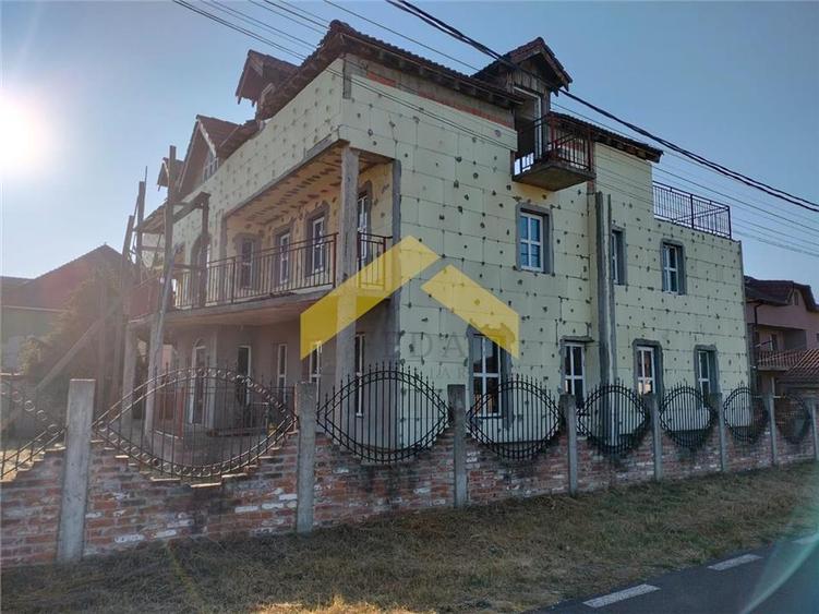 Casa la gri de vanzare in localitatea Fantanele