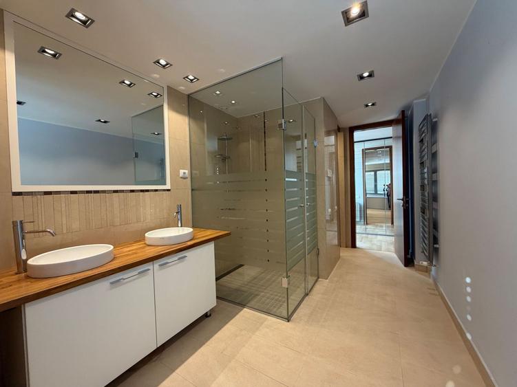 Apartament impresionant cu vedere catre lac, piscina comuna, finisaje premium