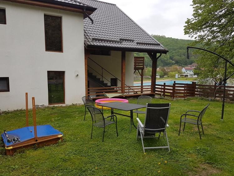 Închiriez apartament in vila