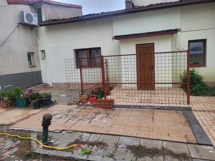Casa mica curte individuala, loc de parcare, centrala, Matei Voievod