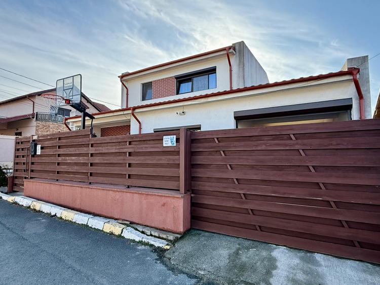 Casa moderna cu 4 camere, garaj 3 masini, curte amenajata – Valu lui Traian
