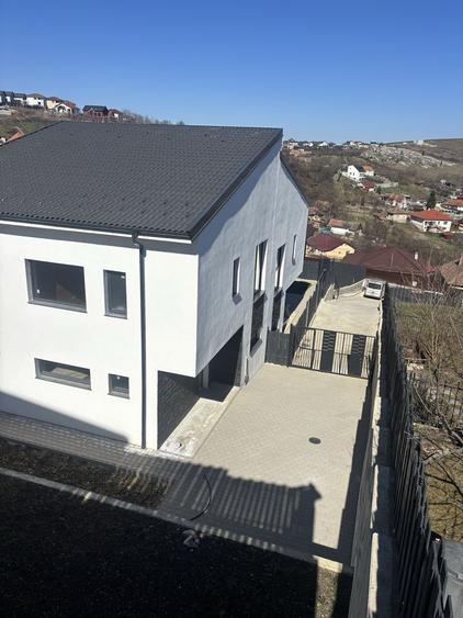 Duplex modern în Dezmir, zonă liniștită, stația de bus și magazin în zona