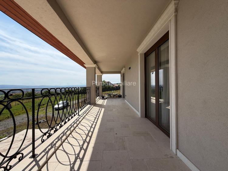Proprietate in stil neoclasic, 252 mp utili pe teren de 2950 mp - Panoramic - 3