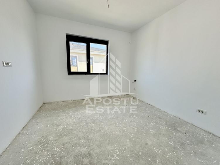 Duplex alipit cu 4 camere situat in vatra satului din Giroc
