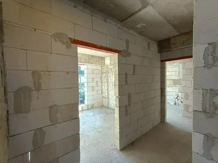2 camere cu bucătărie închisă și balcon generos