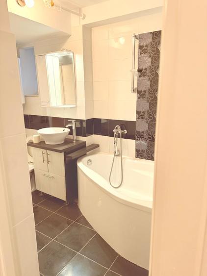 Apartament 3 camere pretabil sediu firma,liber imediat.,situat in vila.