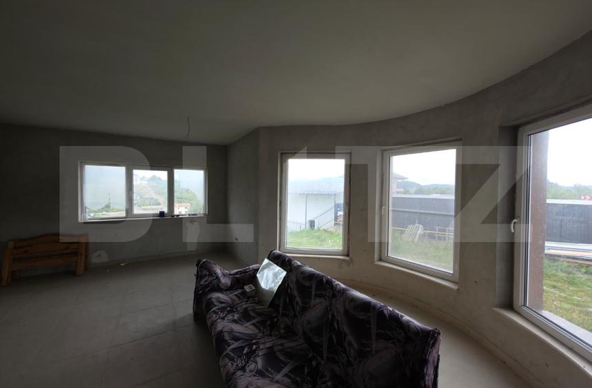 Casa cu 5 camere, 300 mp, teren 17 ari, Valea Rusului
