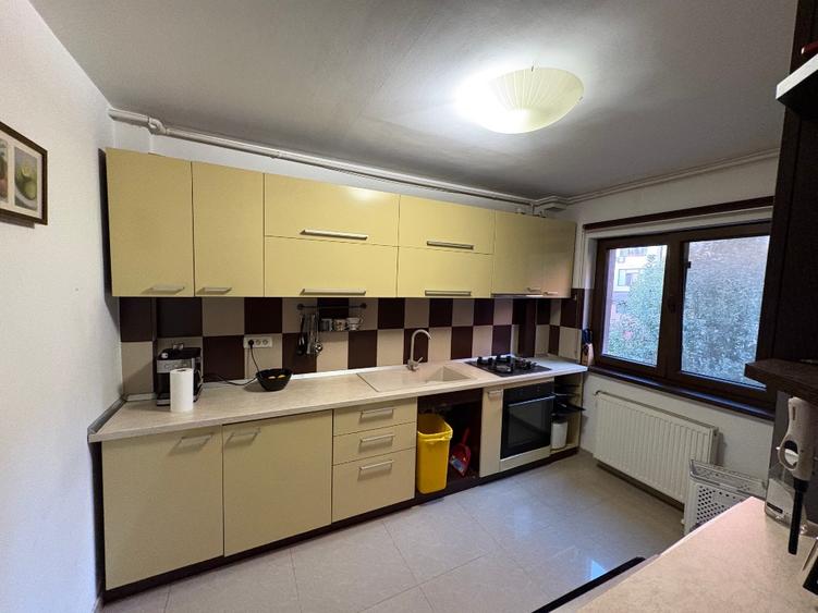 Apartament 3 camere , 103m patrati + terasa 15mp , parcare privata