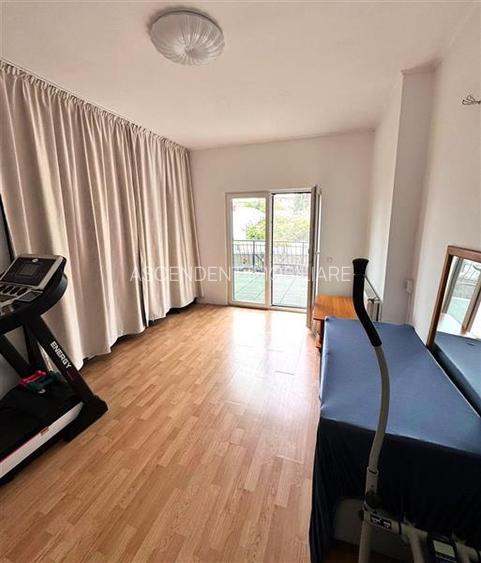 Casa in apreciabil potential,cu terase, curte,gradina echipata,2 pivnite,Str. Ro - 24