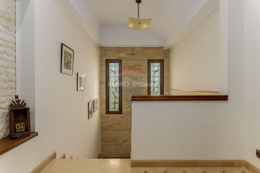 Vilă cu parc, piscină, jacuzzi și foișor, panouri fotovoltaice - 18