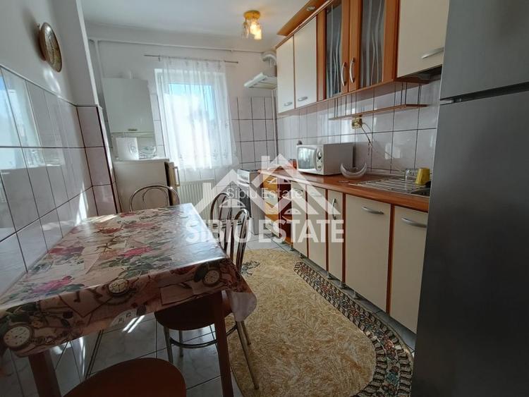 Apartament de vanzare cu 3 camere, decomandat -55 mp. balcon, pivnita - 6