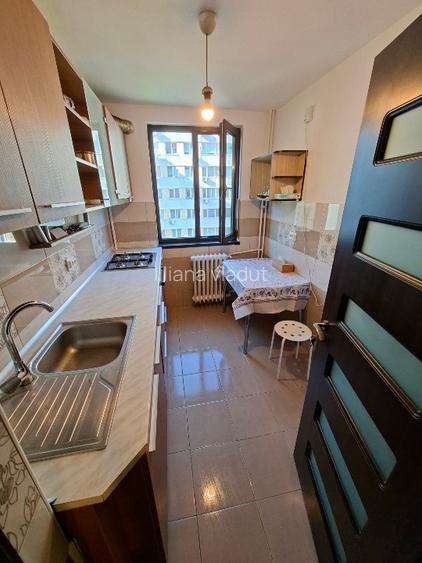 Particular inchiriez 3 camere Metrou Obor - 2