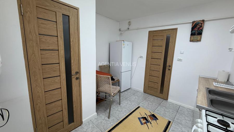 Apartament cu 3 camere, 2 bai si 2 balcoane, decomandat et , cartier MV1 - 2